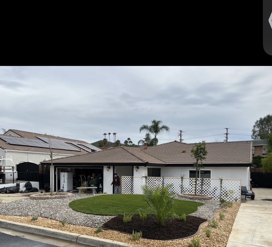 Front yard circular turf patch with gravel border and rock accents in the Inland Empire