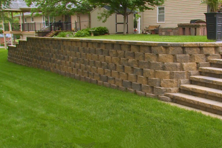 Retaining Wall Installation 768x512 1
